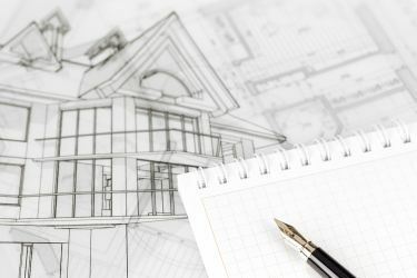 Bauplan und Architektur-Entwurf eines Hauses, ein Block Millimeterpapier und ein Füller
